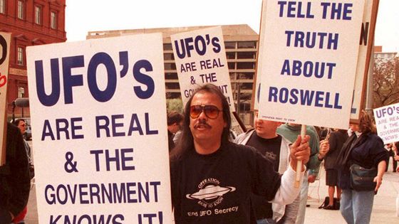 En 1995, manifestation à Washington pour demander au gouvernement de dire la vérité sur la présence d'ovnis à Roswell en 1947.