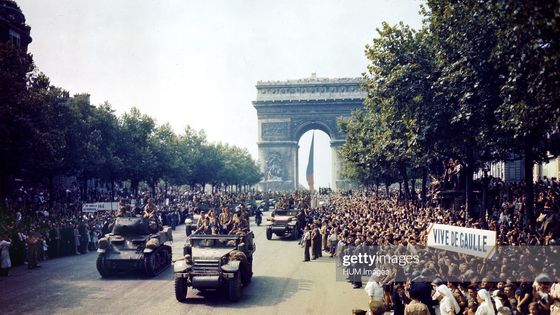 Les Champs Elysées au lendemain de la Libération de  Paris, le 26 août 1944