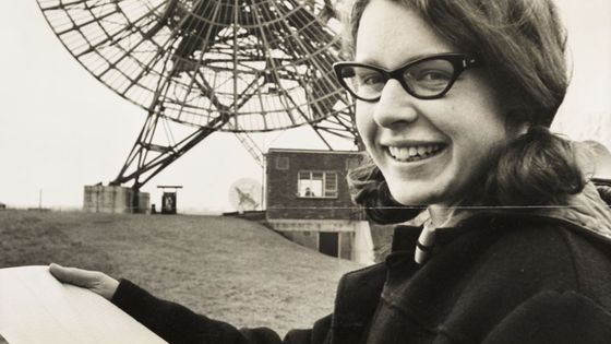 A photograph of Jocelyn Bell Burnell au Mullard Radio Astronomy Observatory à Cambridge University, en 1968. Auteur : Daily Herald Archive/SSPL