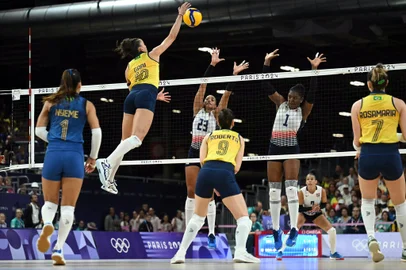 (Back LtoR) Dominican Republic's #23 Gaila Ceneida Gonzalez Lopez and Dominican Republic's #01 Candida Estefany Arias Perez jump to block the ball from Brazil's #10 Gabriela Braga Guimaraes (front 2L) during the volleyball women's quarter-final match between Brazil and Dominican Republic during the Paris 2024 Olympic Games at the South Paris Arena 1 in Paris on August 6, 2024. (Photo by Natalia KOLESNIKOVA / AFP)Editoria: SPOLocal: ParisIndexador: NATALIA KOLESNIKOVASecao: volleyballFonte: AFPFotógrafo: STF<!-- NICAID(15833623) -->