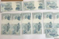 Notas de R$ 100 falsas apreendidas com homem em Sarandi, no norte do RS.<!-- NICAID(15833332) -->