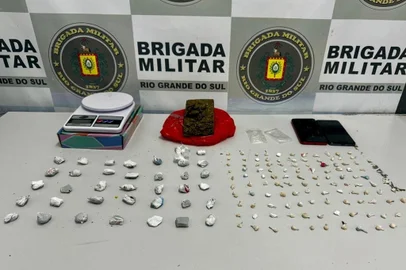 Um homem de 20 anos e uma mulher de 22 foram presos na tarde desta segunda-feira (5), suspeitos de tráfico de drogas em Caxias do Sul. A prisão ocorreu por volta de 17h, na Rua Vinte de Setembro, no Centro, e faz parte da segunda fase da Operação Cerco Fechado.<!-- NICAID(15833575) -->