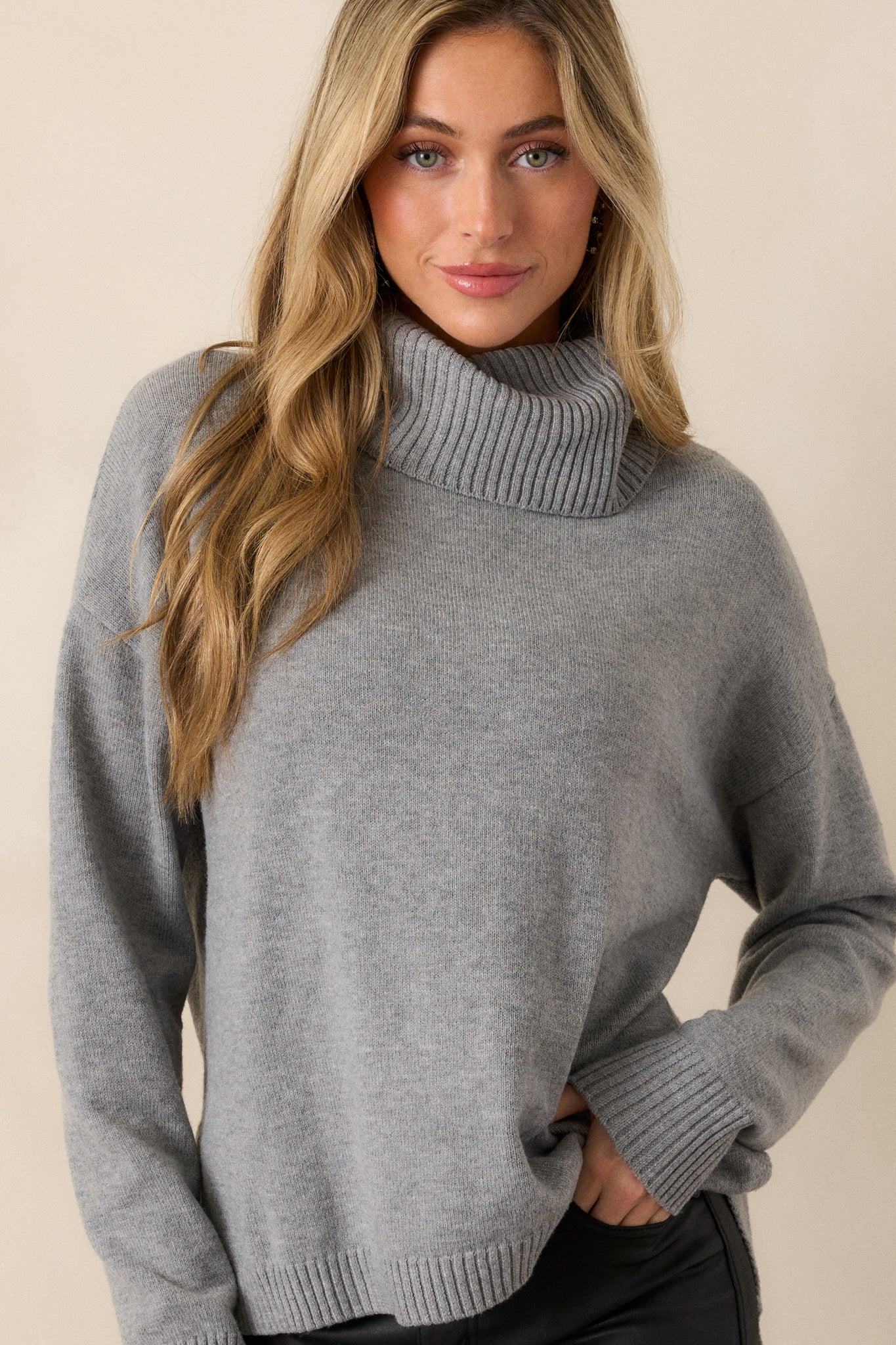 Grey sweater featuring a chunky cowl neckline accompanied by ribbed detailing, straight long sleeves completed by ribbed cuffs, and a straight hemline.