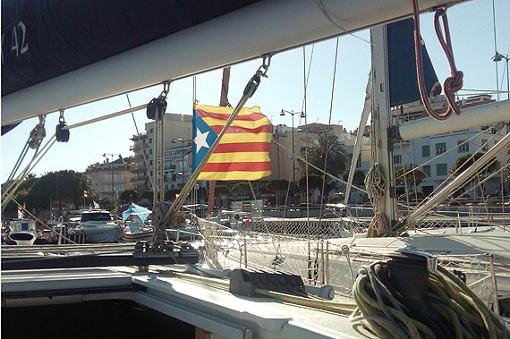 La Guàrdia Civil denuncia un veler de Cambrils per lluir l'estelada al pal major de l'embarcació