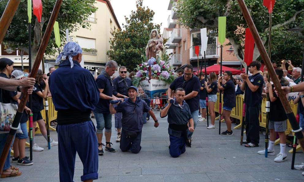 Una solemne processó posa la corona a la festa de la Mare de Déu del Carme (Conté Galeria)