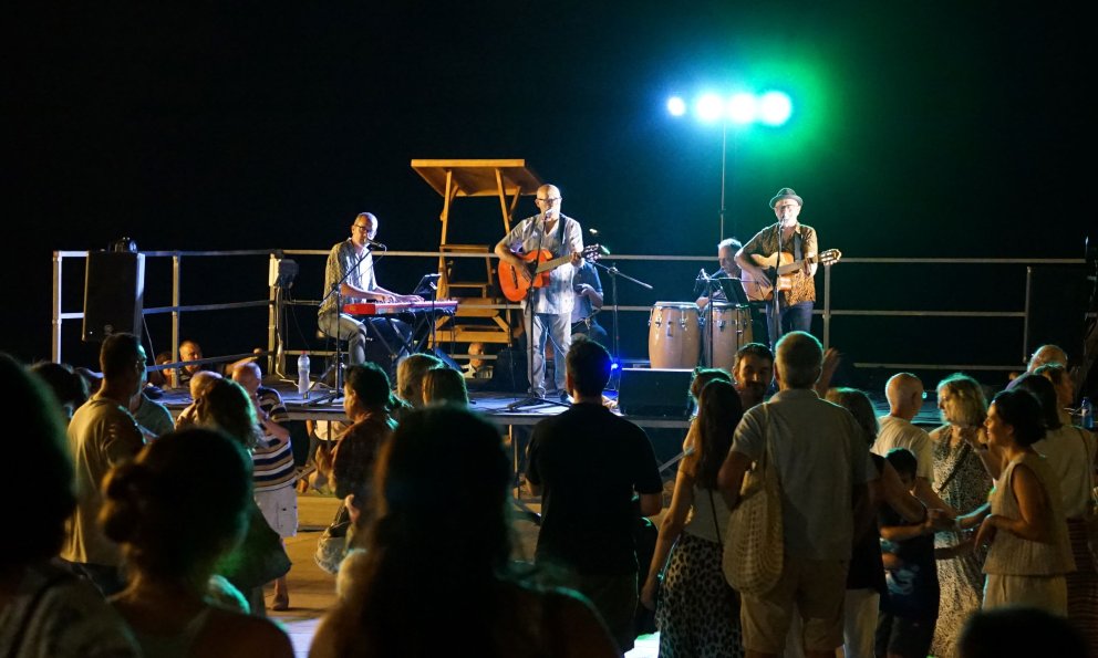 Rumba al passeig de les Palmeres per tancar la festa de la Mare de Déu del Carme