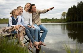 familia en un muelle de un lago