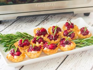 cranberry brie canapes