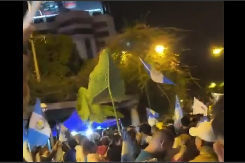 Una extraña y eufórica celebración en El Obelisco por la victoria a la presidencia de Bernardo Arévalo se hizo viral.&nbsp; (Foto: captura de pantalla)&nbsp;