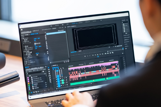 動画コンテンツを編集している様子