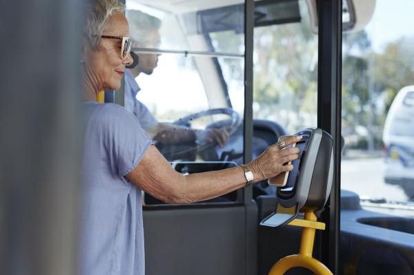 El transporte sostenible busca reducir la huella ambiental a partir de energías renovables, y pretende mejorar la movilidad de personas y mercancías. 