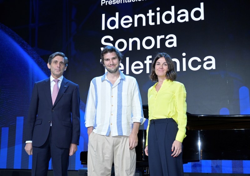 José María Álvarez-Pallete, presidente de Telefónica; Lucas Vidal, compositor, y Cristina Burzako, CEO de Movistar Plus+