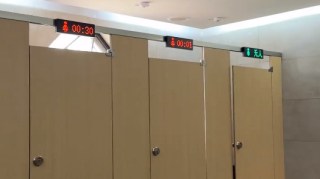 Screens above the cubicles count in red the minutes and seconds the door has been locked, and display in green for empty