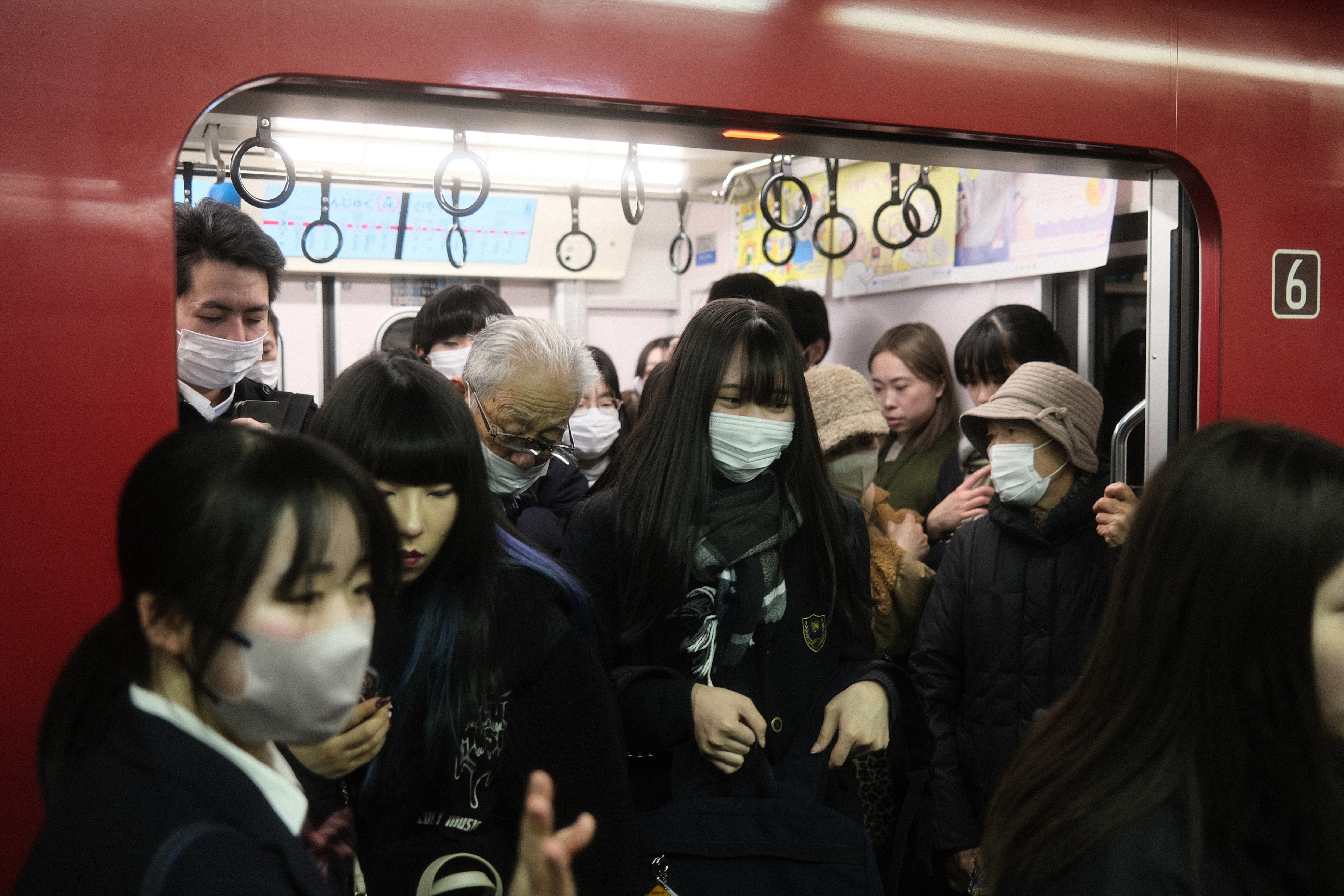 Packed subway on the Tokyo Marunouchi Line