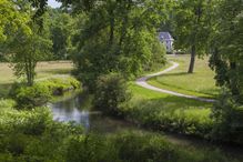 Ilm River with hiking paths, Goethe&#39;s Garden House at back, Ilm Park, UNESCO World Heritage Site, Weimar, Thuringia, Germany, Europe