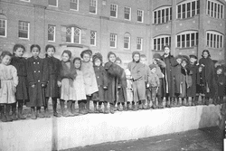 Children at Hull House, black and white photo taken in 1908.