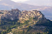 Italy, Sicily, Province of Enna, view from Enna to mountain village Calascibetta