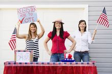 Tres muchachas en campaña para registrarse para votar