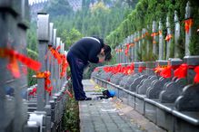 Man bowing at tomb on Tomb-Sweeping Day
