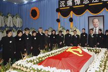 Men and women standing around President Wang Daohan's coffin in Shanghai