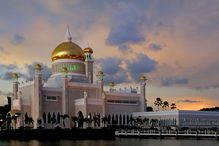 Sultan Omar Ali Saifuddin Mosque in Brunei at sunset.