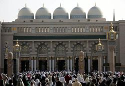 Pilgrims Arrive at Medina Mosque to Begin Pilgrimage to Mecca