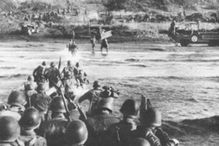 Troops hitting the beach at Anzio, 1944