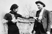 Bonnie and Clyde posing with a shotgun in 1932