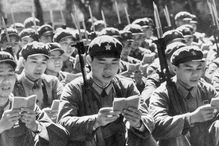 Red Guards in a mass reading of Mao&#39;s Little Red Book, 1968