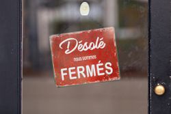 Désolé, nous sommes fermés - Closed sign