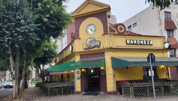 Trem Bar em Curitiba leva clientes ao delírio com vagão antigo e muita saudade