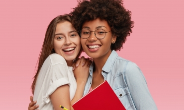 Mulheres estudantes se abraçando