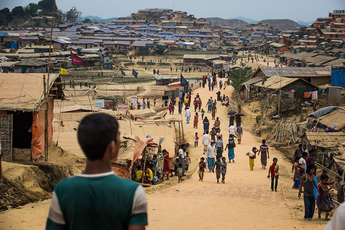 Rues du bazar de Cox au Bengladesh avec des gens