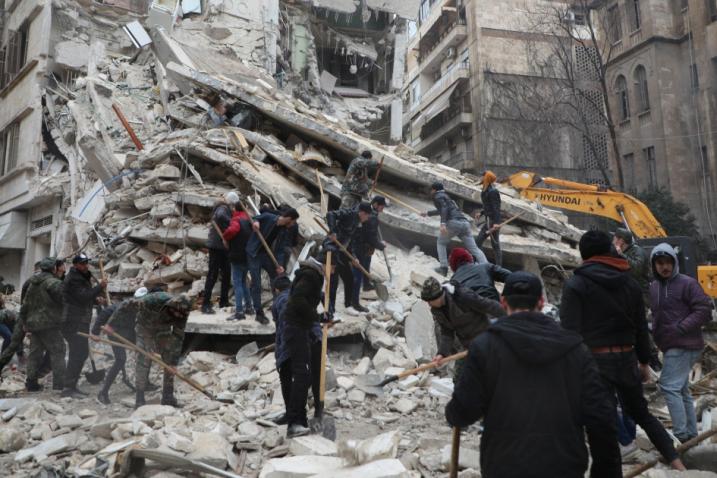 workers digging earthquake rubble