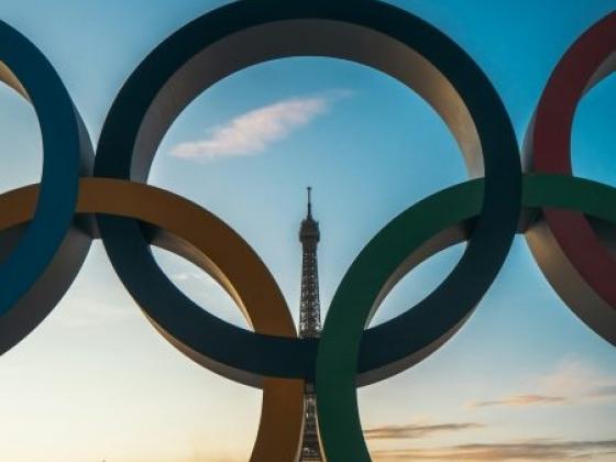 olympic rings with eiffel tower