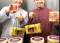 AZAM Asri (kanan) bersama Hanafi Muidnuddin menunjukkan Batih Cookies keluaran syarikat tersebut.