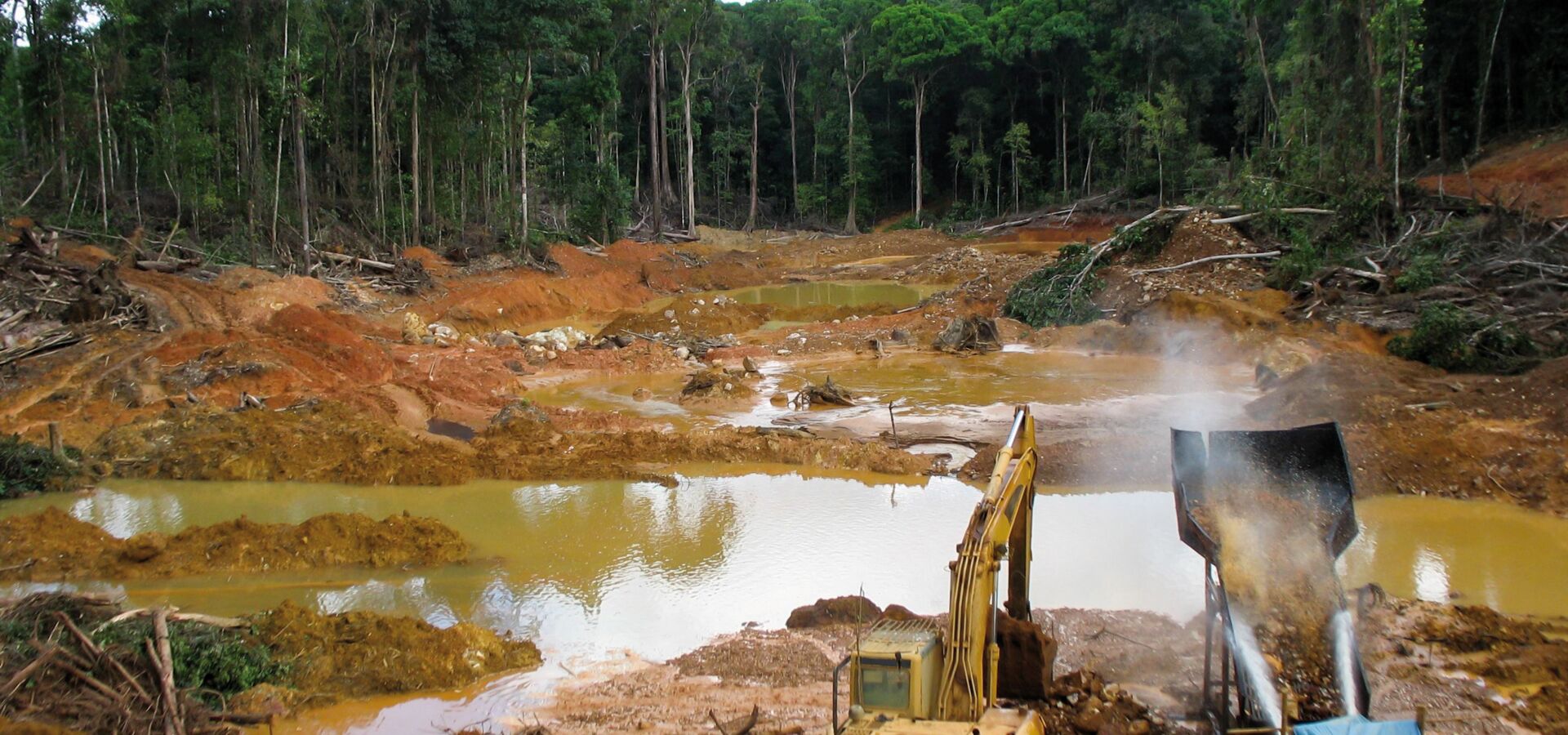 Sichtbare Zerstörung des Regenwalds für die Gewinnung metallischer Rohstoffe