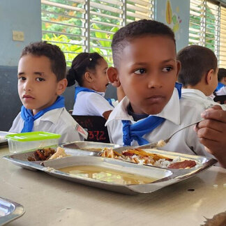 Students at a primary school in Jiguaní, Granma, pose with fresh vegetables and fruits that they receive weekly through the “Actúa diferente” project. As part of the project, with funds of the Korea International Cooperation Agency (KOICA), the students also receive training to improve their food and nutrition education.