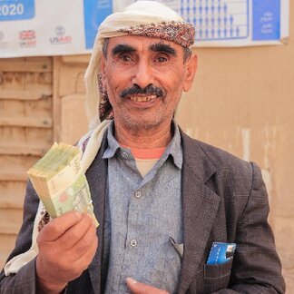 Abdullah 59, receives his WFP cash assistance in Seiyun, Hadramawt, Yemen. Photo: WFP/Hani Musayed