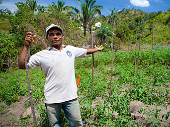 Farmer pointing to his luscious farm which was made possible by the support of WFP to smallholder farmers in Colombia