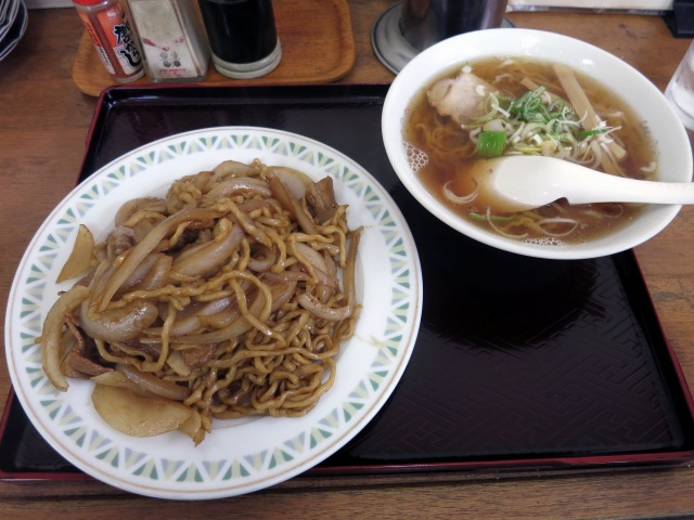 焼きそばと小中華そばのセット 730円