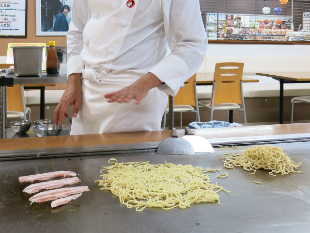 2種類の焼きそばを調理してくださる川本さん