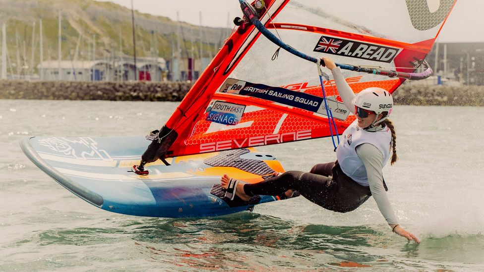 Alice Read reaches for the water as she windsurfs (Credit: Max Miechowski)